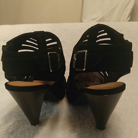 3 1/2inch black suede shoe - Picture 4 of 4